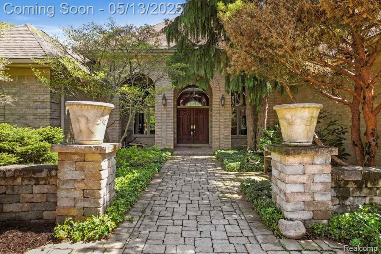 1293 Huntcliff in Milford Twp, MI Photo 6