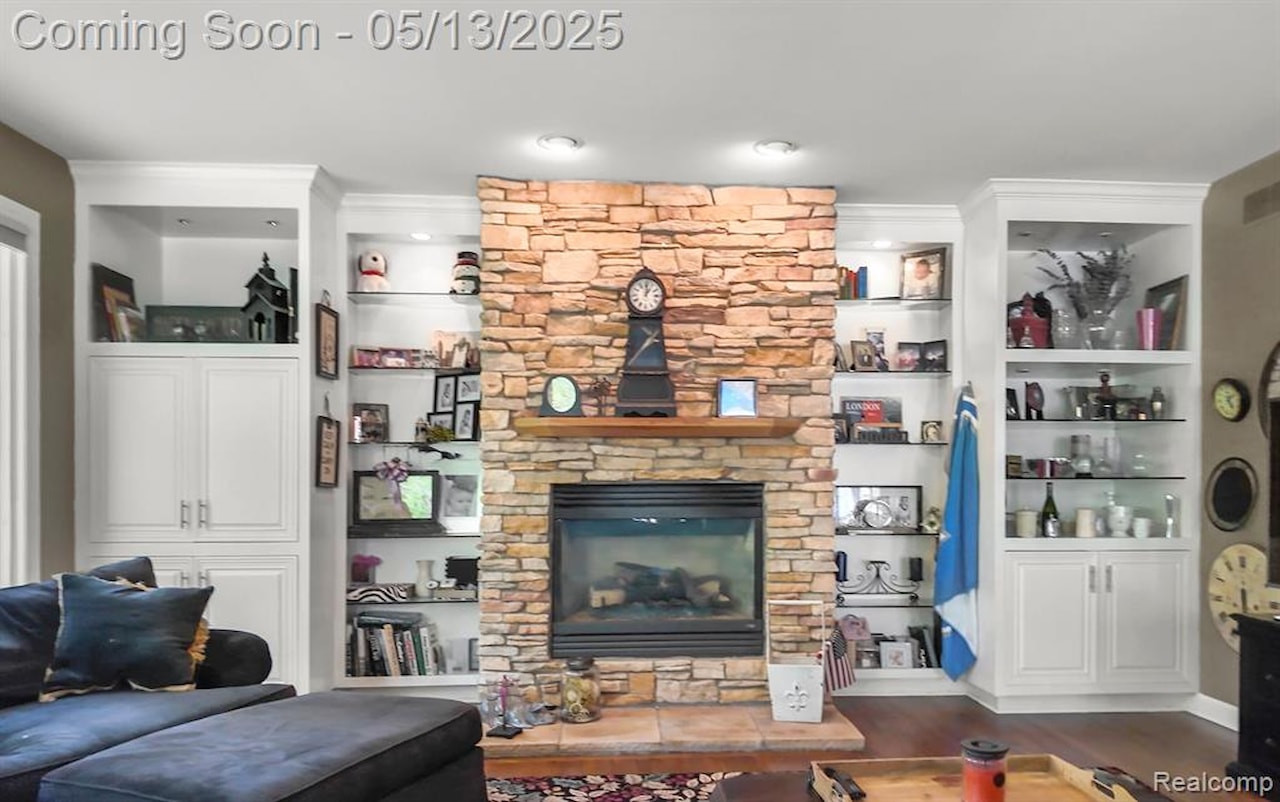 1293 Huntcliff in Milford Twp, MI Photo 22