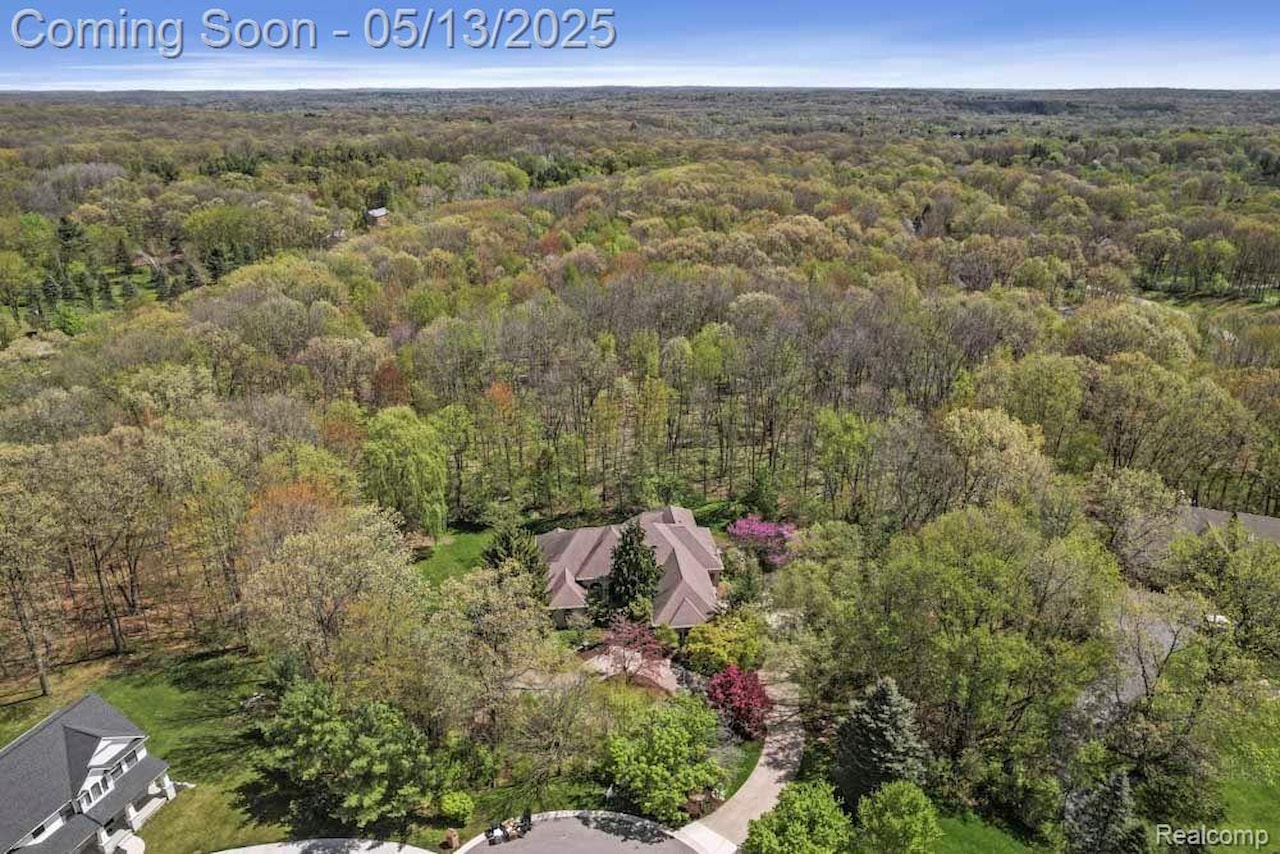 1293 Huntcliff in Milford Twp, MI Photo 48