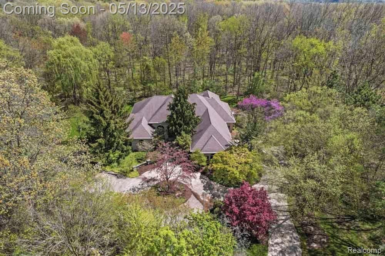 1293 Huntcliff in Milford Twp, MI Photo 47