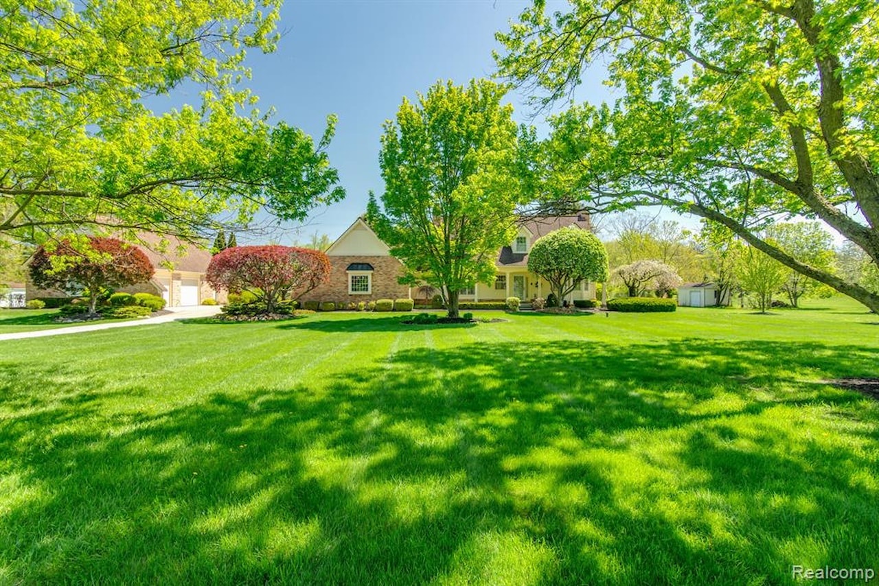 9150 Chubb Rd in Salem Twp, MI