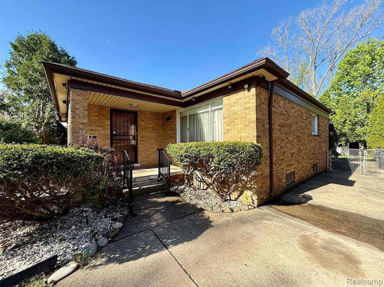 21911 Kenosha St in Oak Park, MI Photo 2