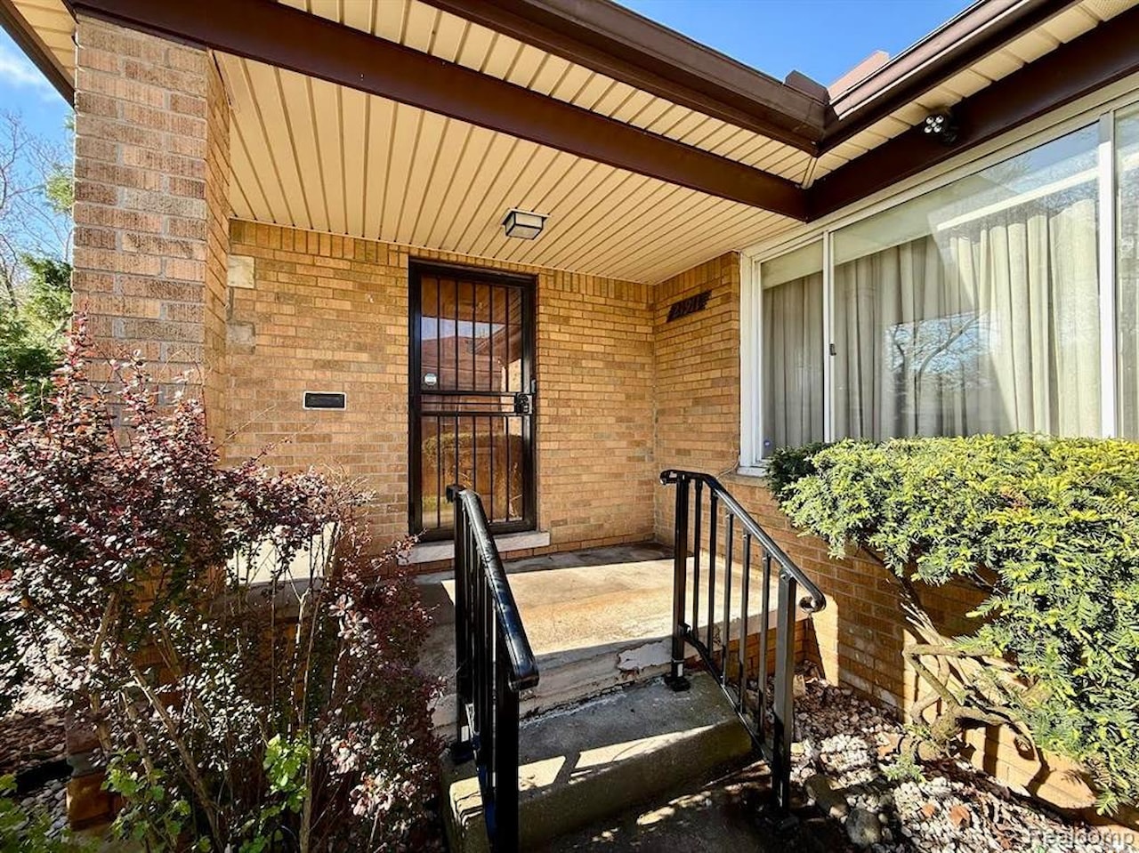 21911 Kenosha St in Oak Park, MI Photo 4