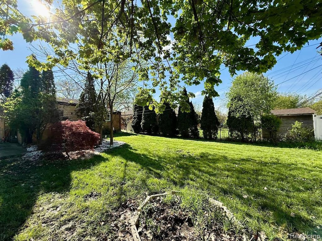 21911 Kenosha St in Oak Park, MI Photo 28