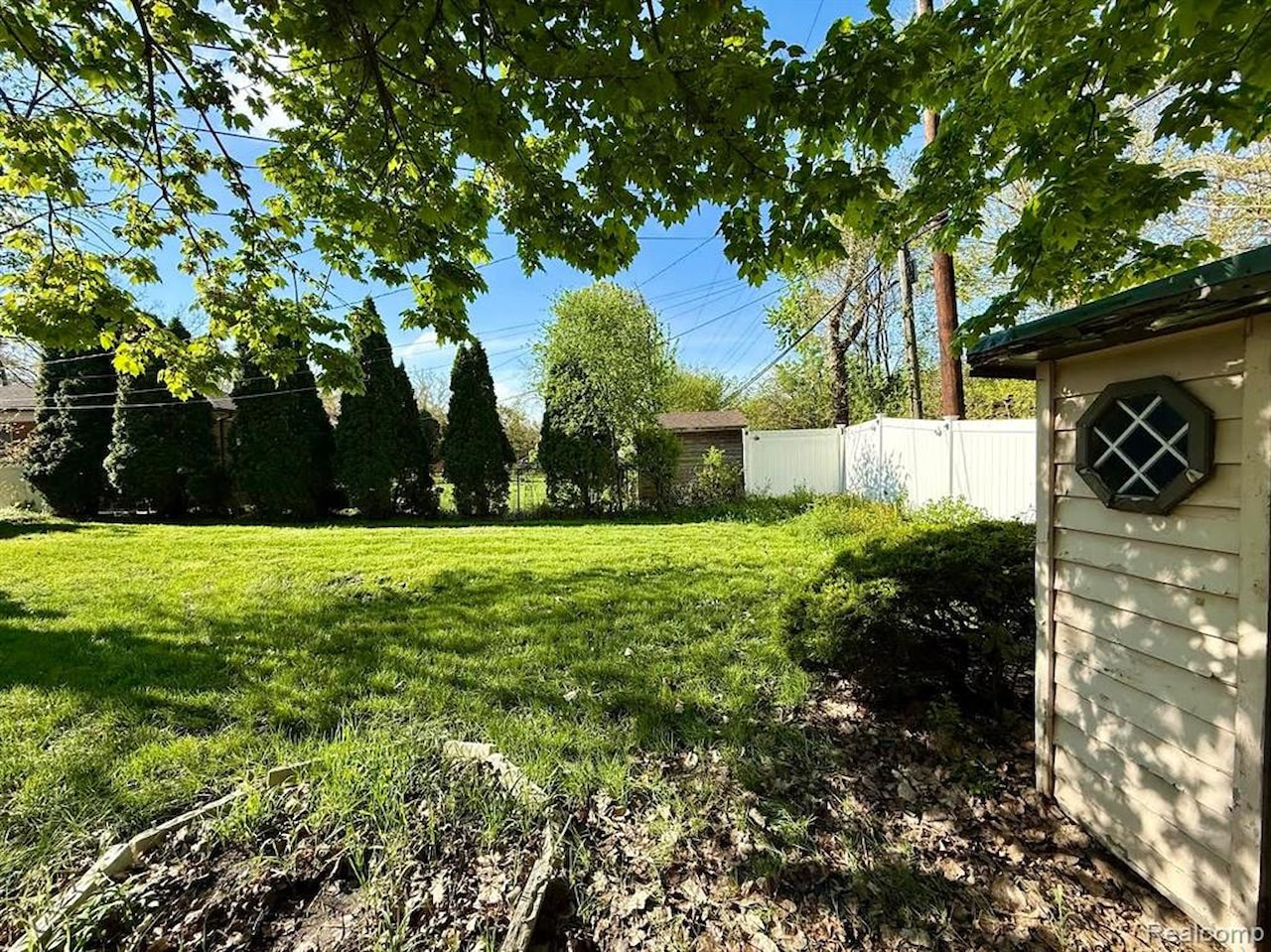 21911 Kenosha St in Oak Park, MI Photo 30