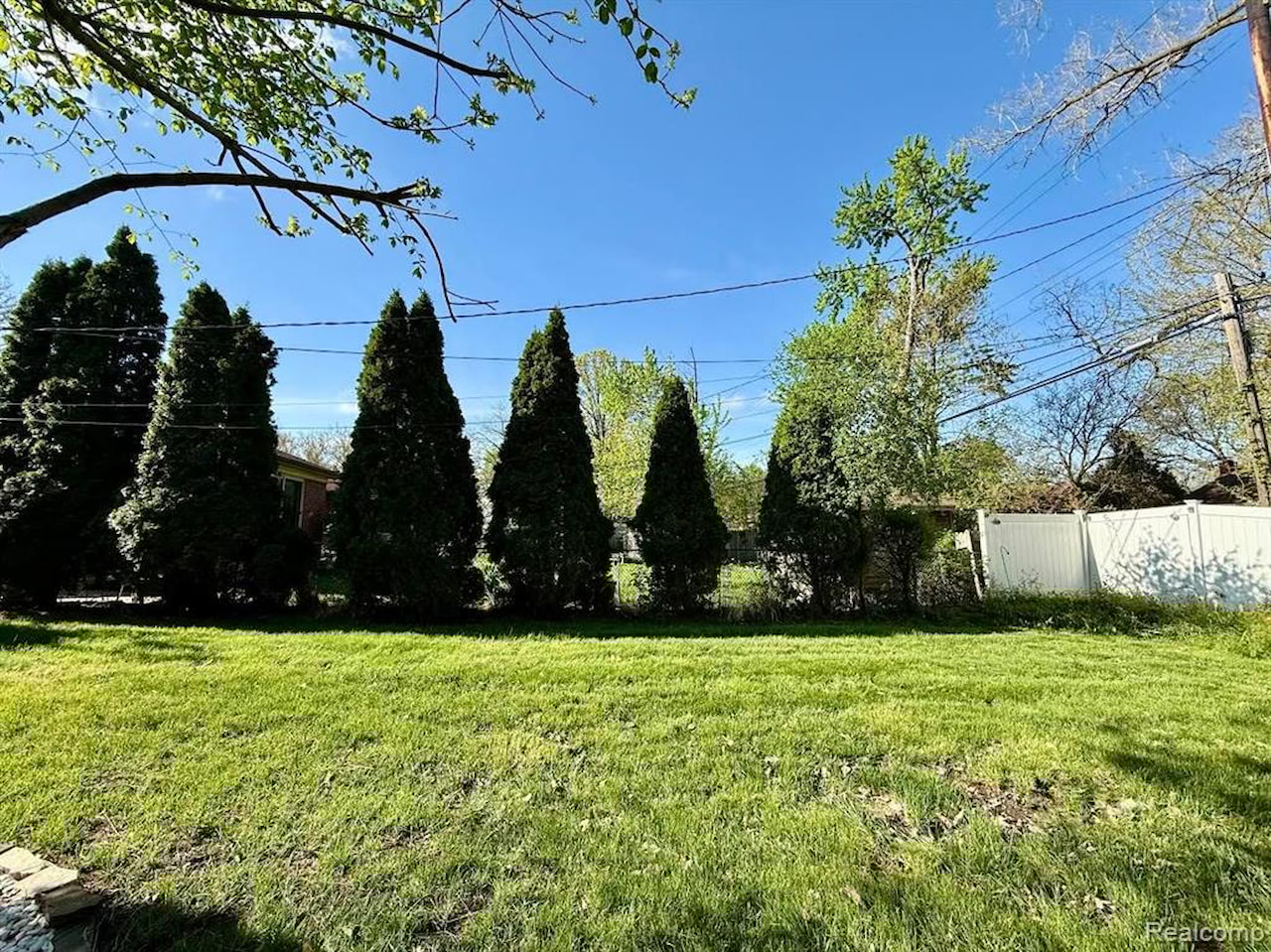 21911 Kenosha St in Oak Park, MI Photo 29