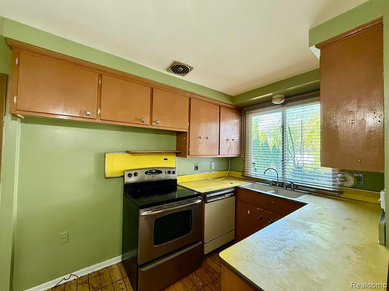 21911 Kenosha St in Oak Park, MI Photo 9