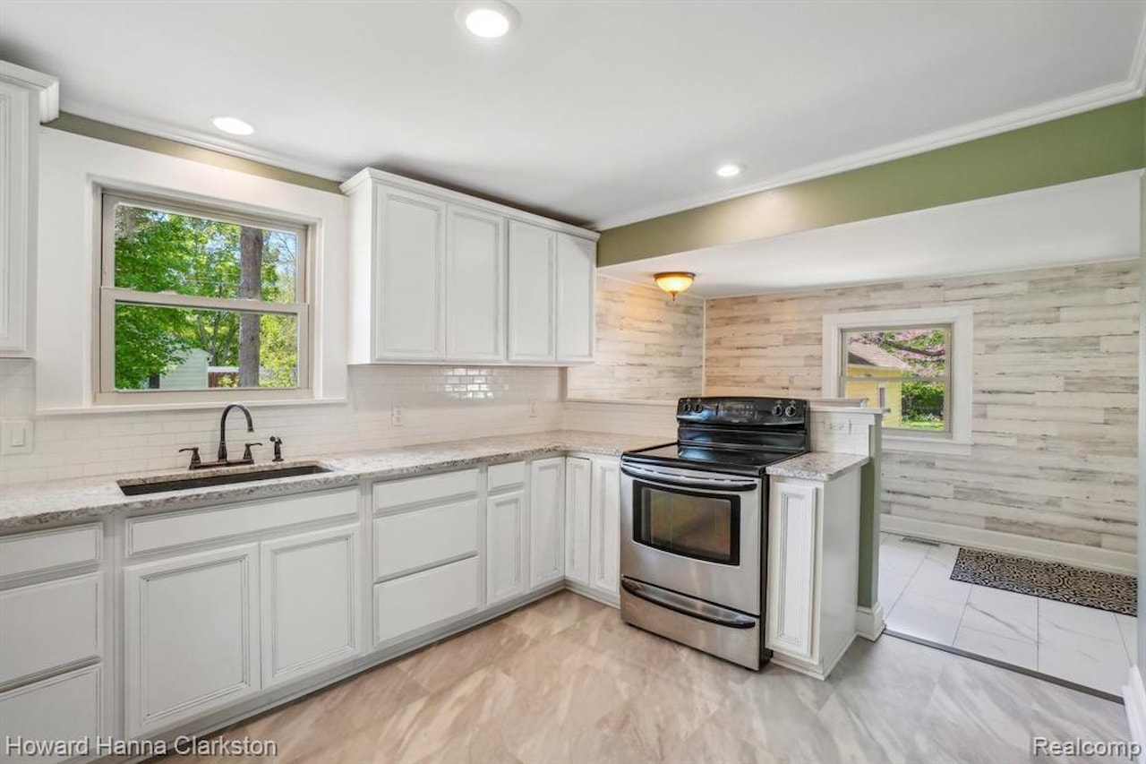 505 N Adelaide St in Fenton, MI Photo 8
