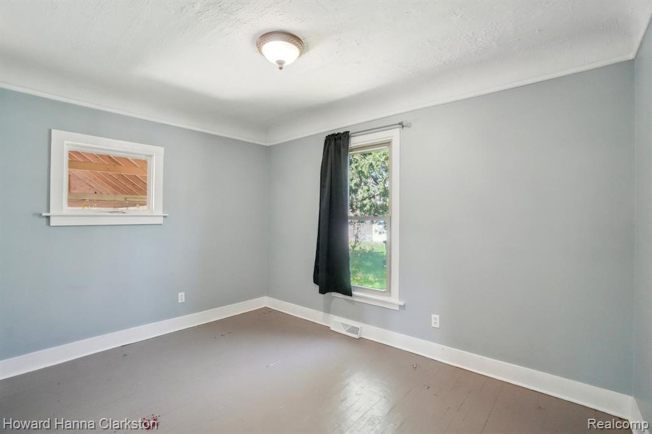 505 N Adelaide St in Fenton, MI Photo 12