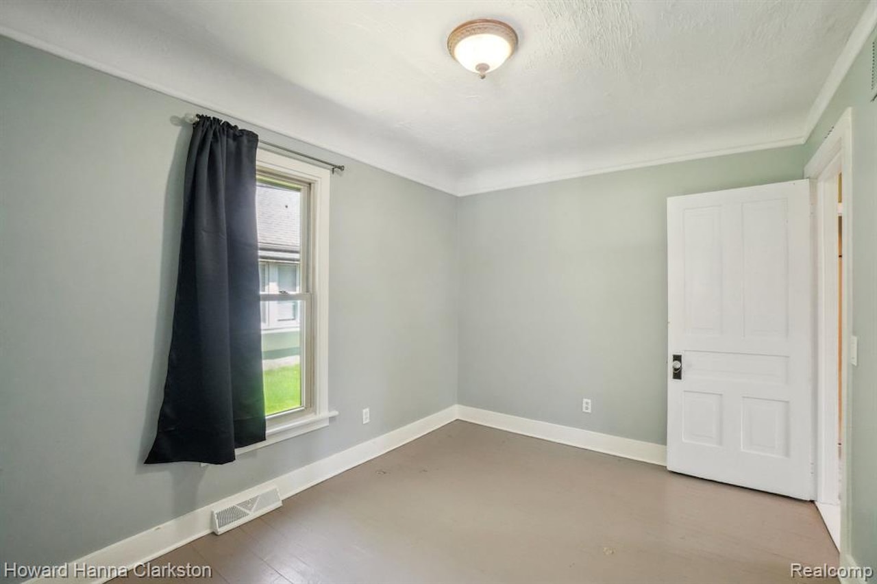 505 N Adelaide St in Fenton, MI Photo 14
