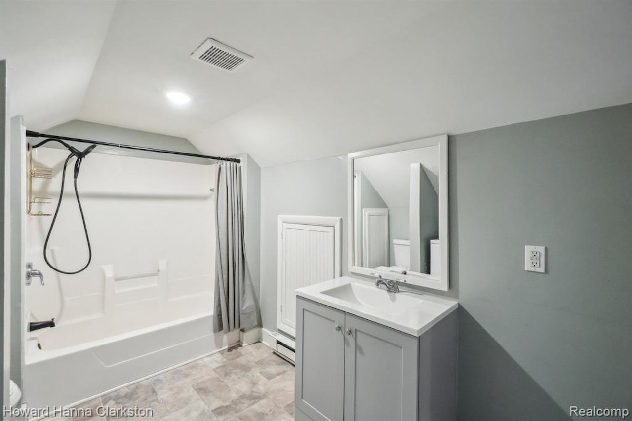 505 N Adelaide St in Fenton, MI Photo 23