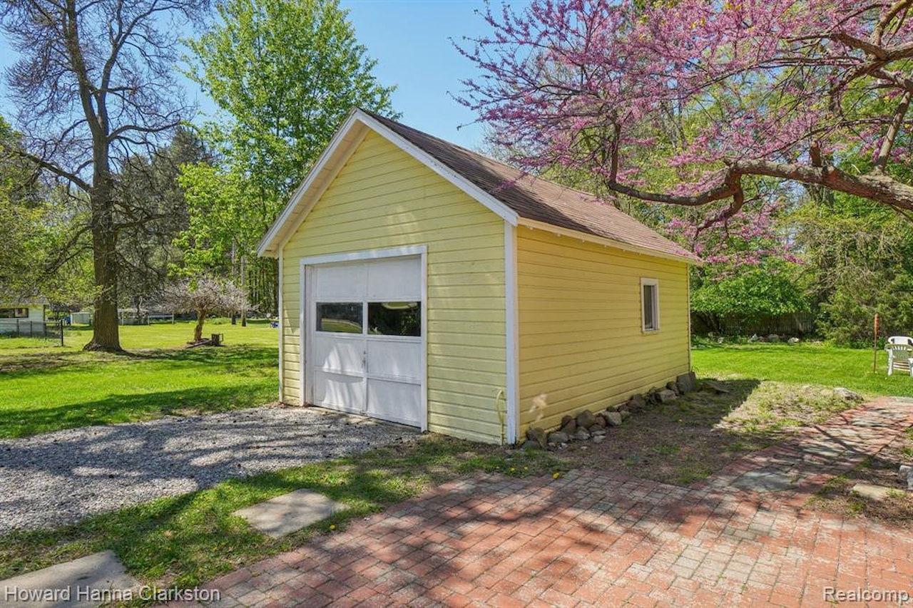 505 N Adelaide St in Fenton, MI Photo 29