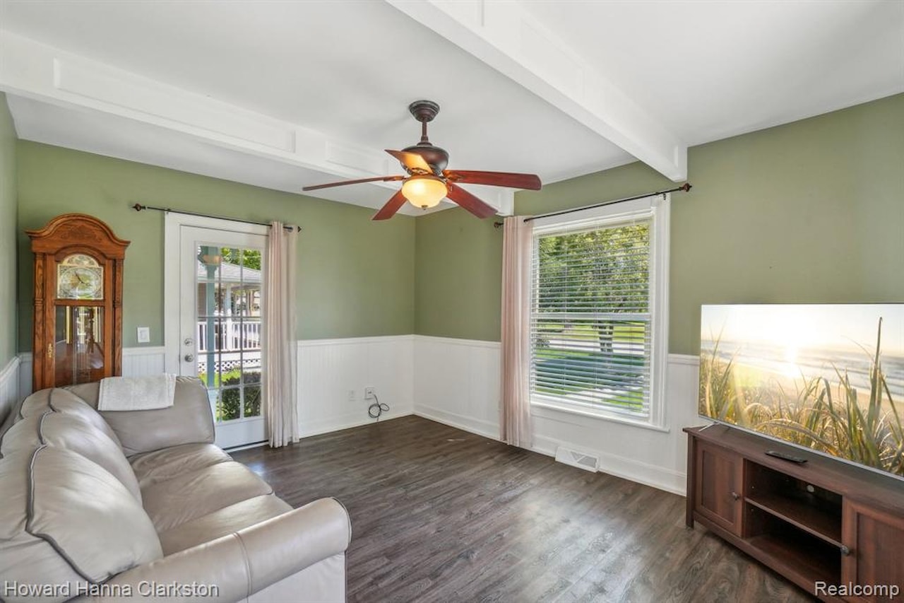 505 N Adelaide St in Fenton, MI Photo 2