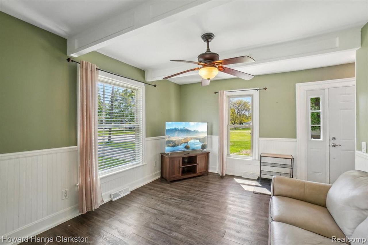505 N Adelaide St in Fenton, MI Photo 3