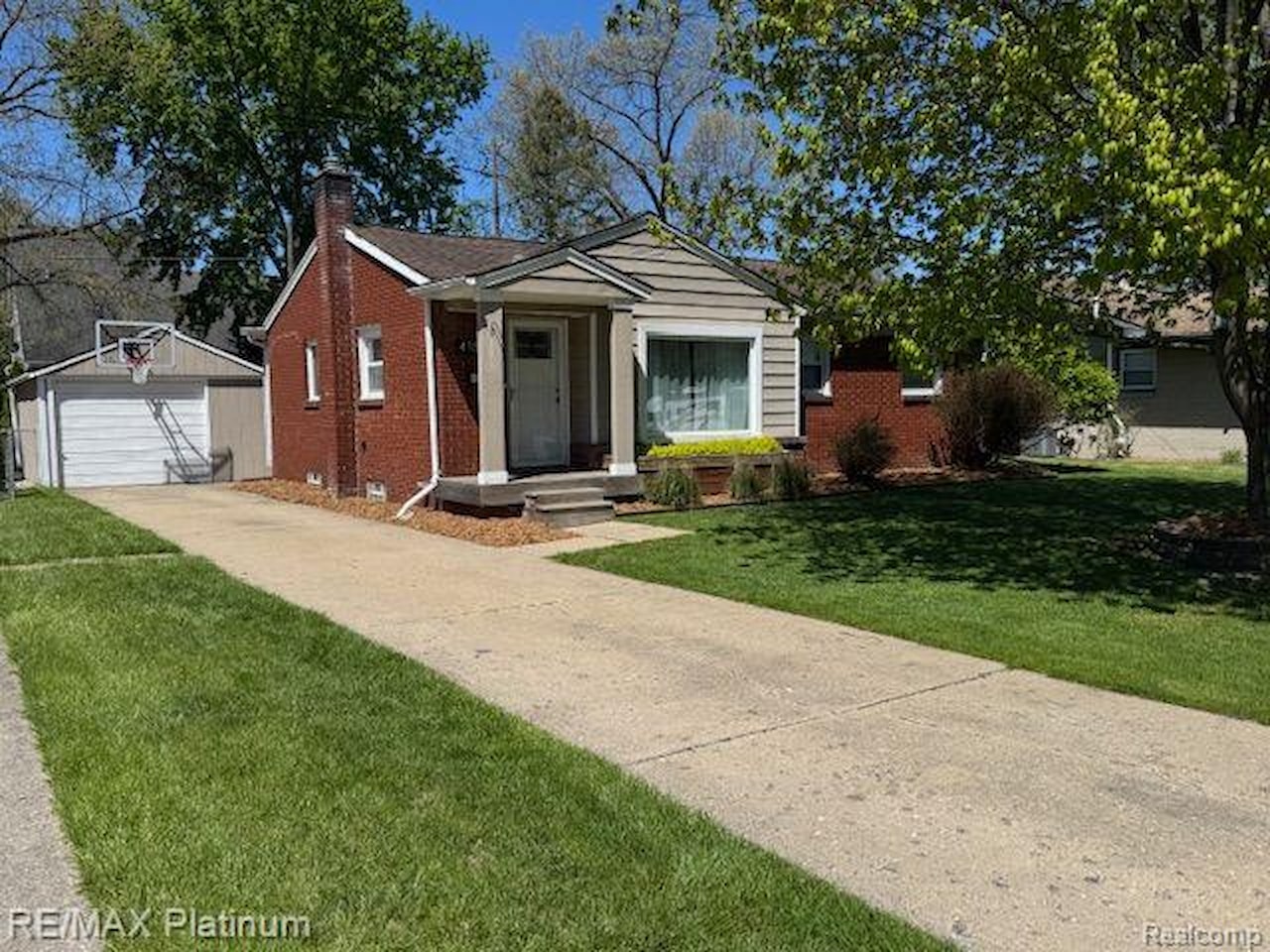 415 Crystal St in Milford Vlg, MI Photo 2
