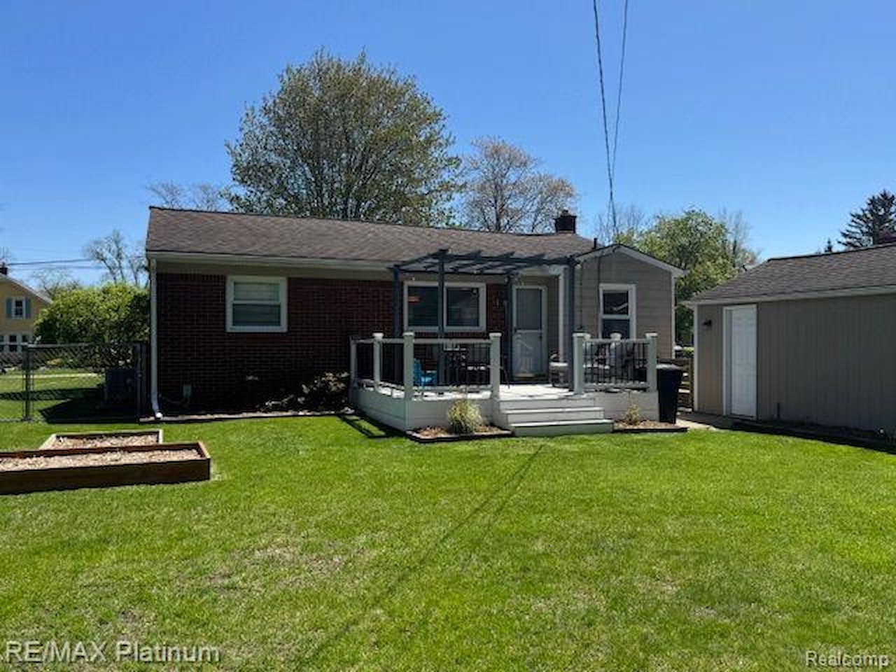 415 Crystal St in Milford Vlg, MI Photo 3