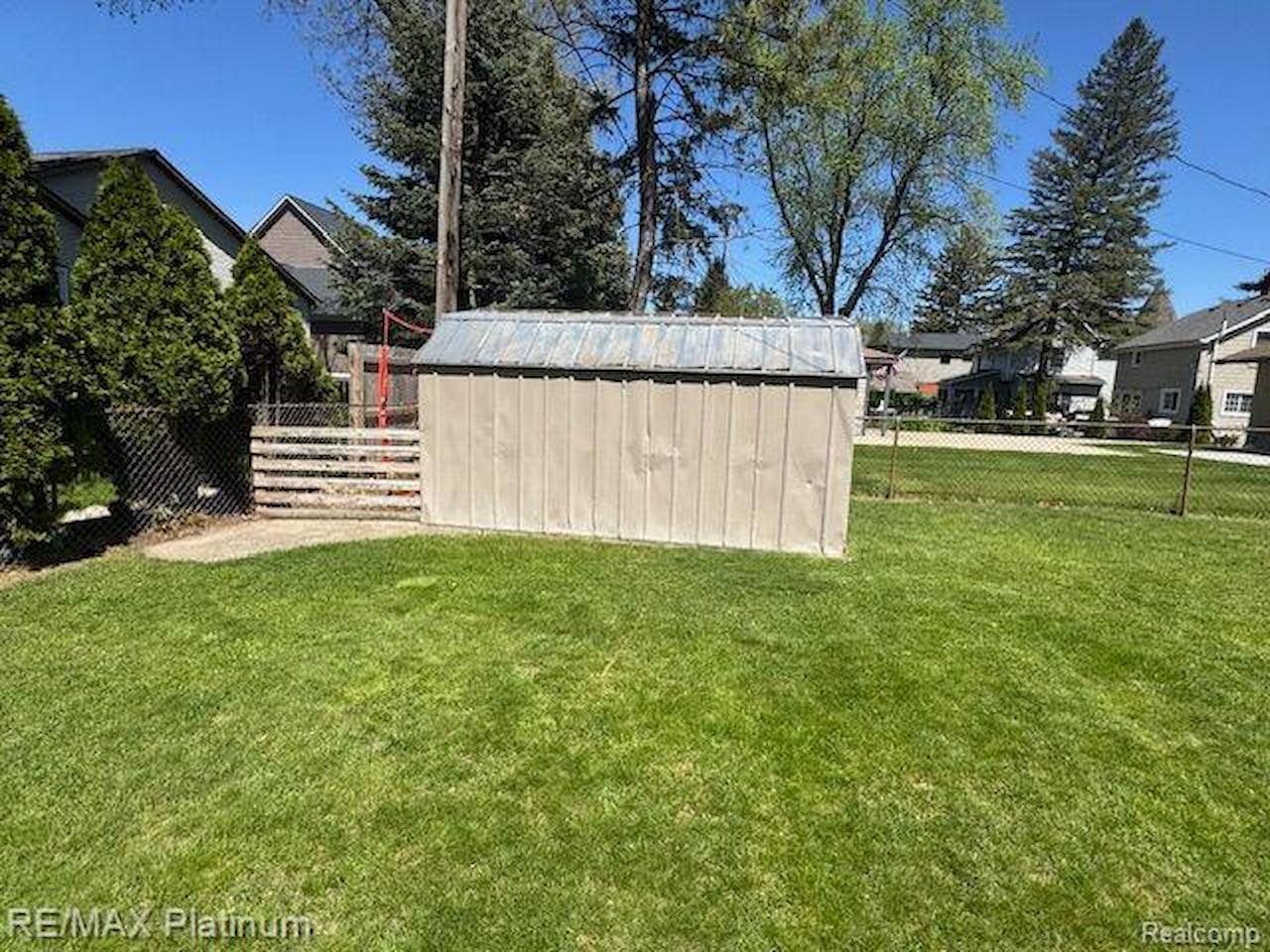 415 Crystal St in Milford Vlg, MI Photo 7