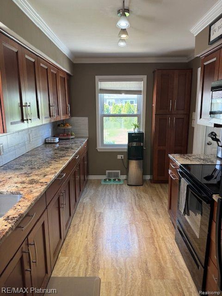 415 Crystal St in Milford Vlg, MI Photo 9