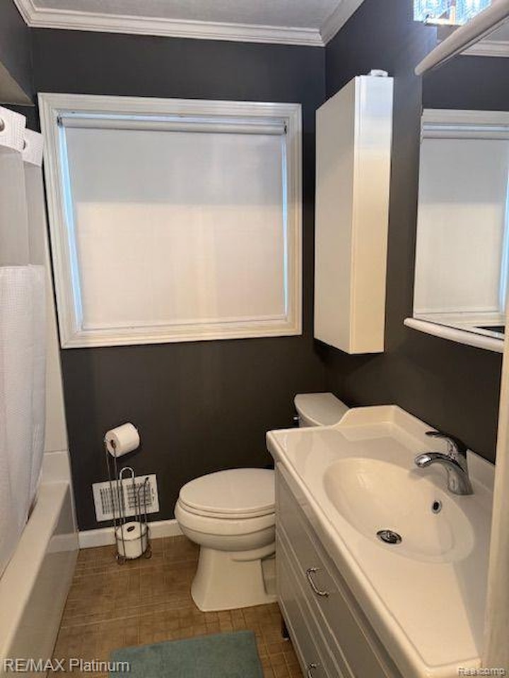 415 Crystal St in Milford Vlg, MI Photo 15