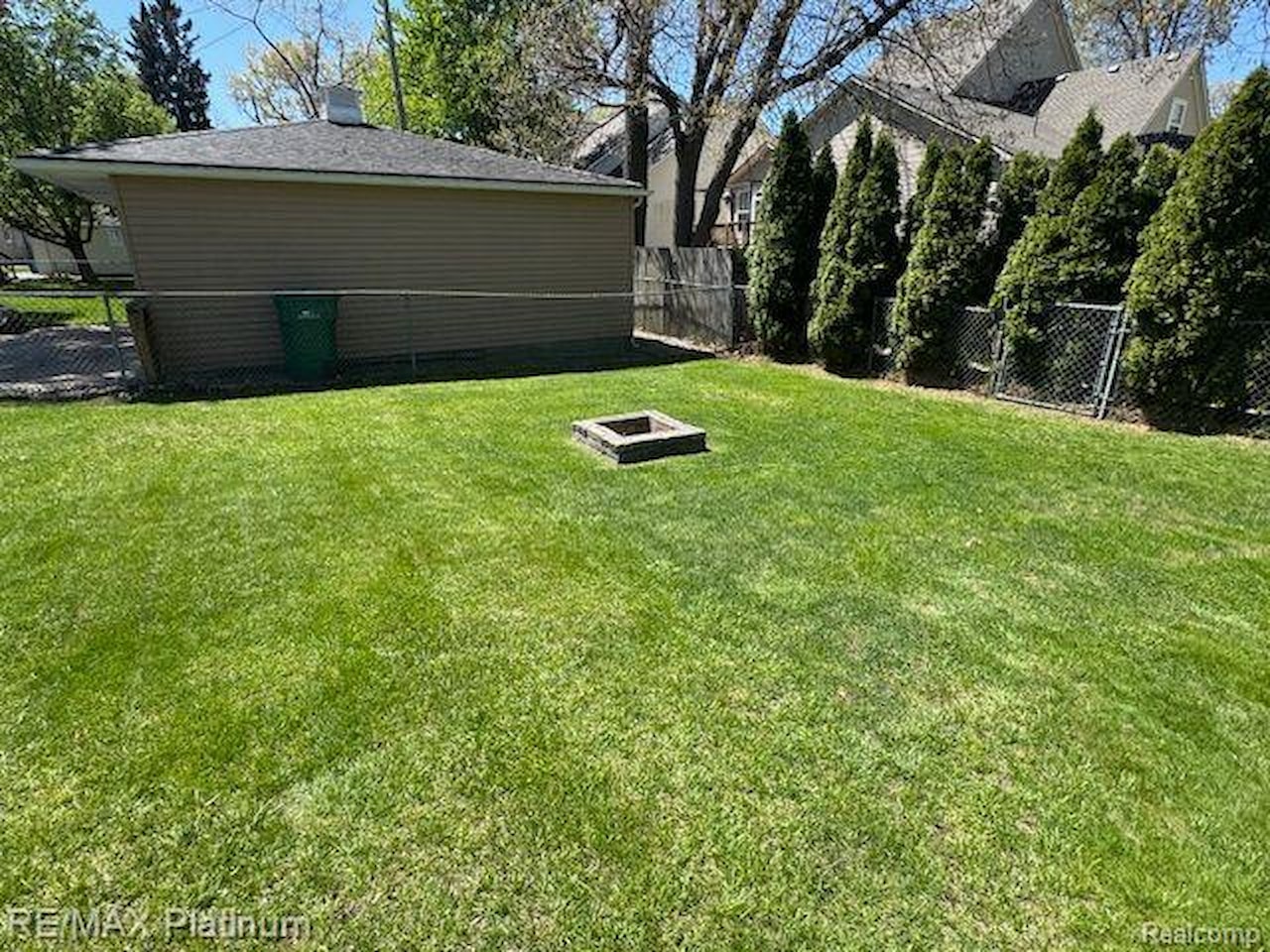 415 Crystal St in Milford Vlg, MI Photo 6