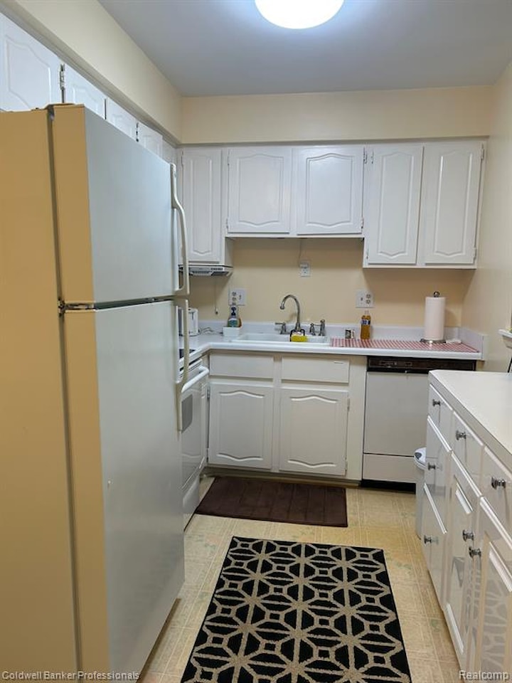 49936 Helfer Blvd #8 in Wixom, MI Photo 3