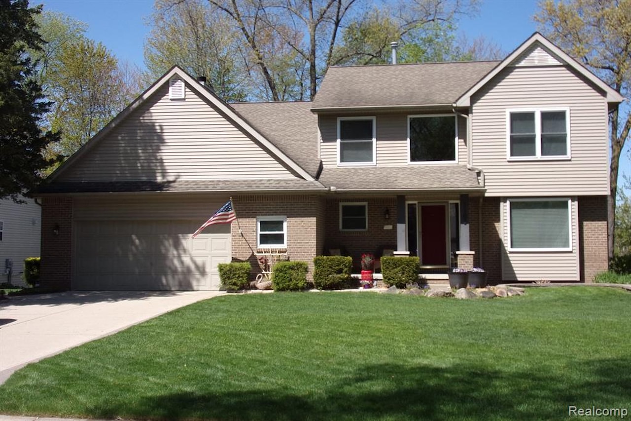 3163 W Ridge Ct in Commerce Twp, MI
