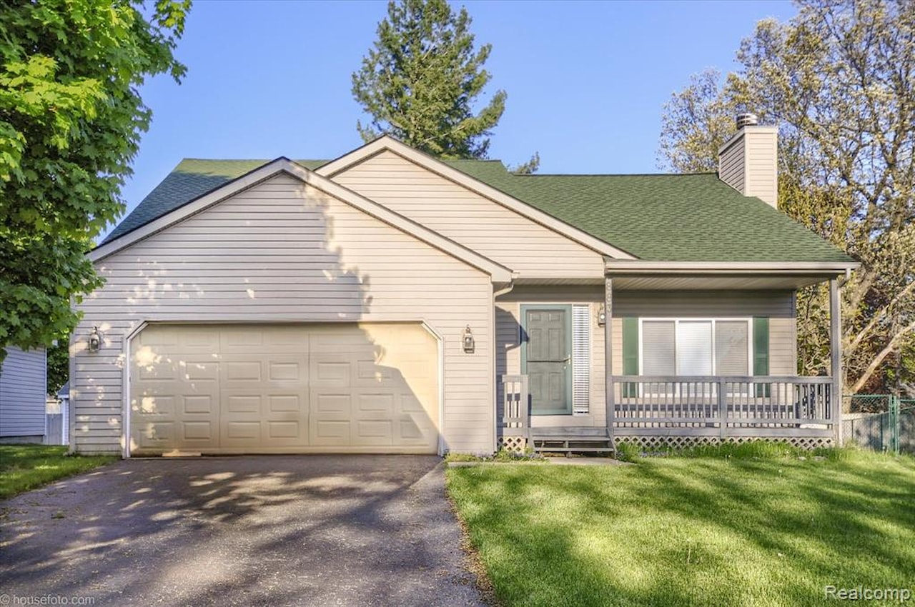 883 Inverness Dr in Oxford Twp, MI