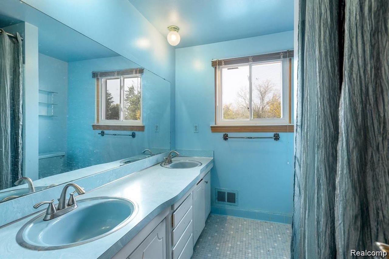 17253 Lincoln Dr in Southfield, MI Photo 17