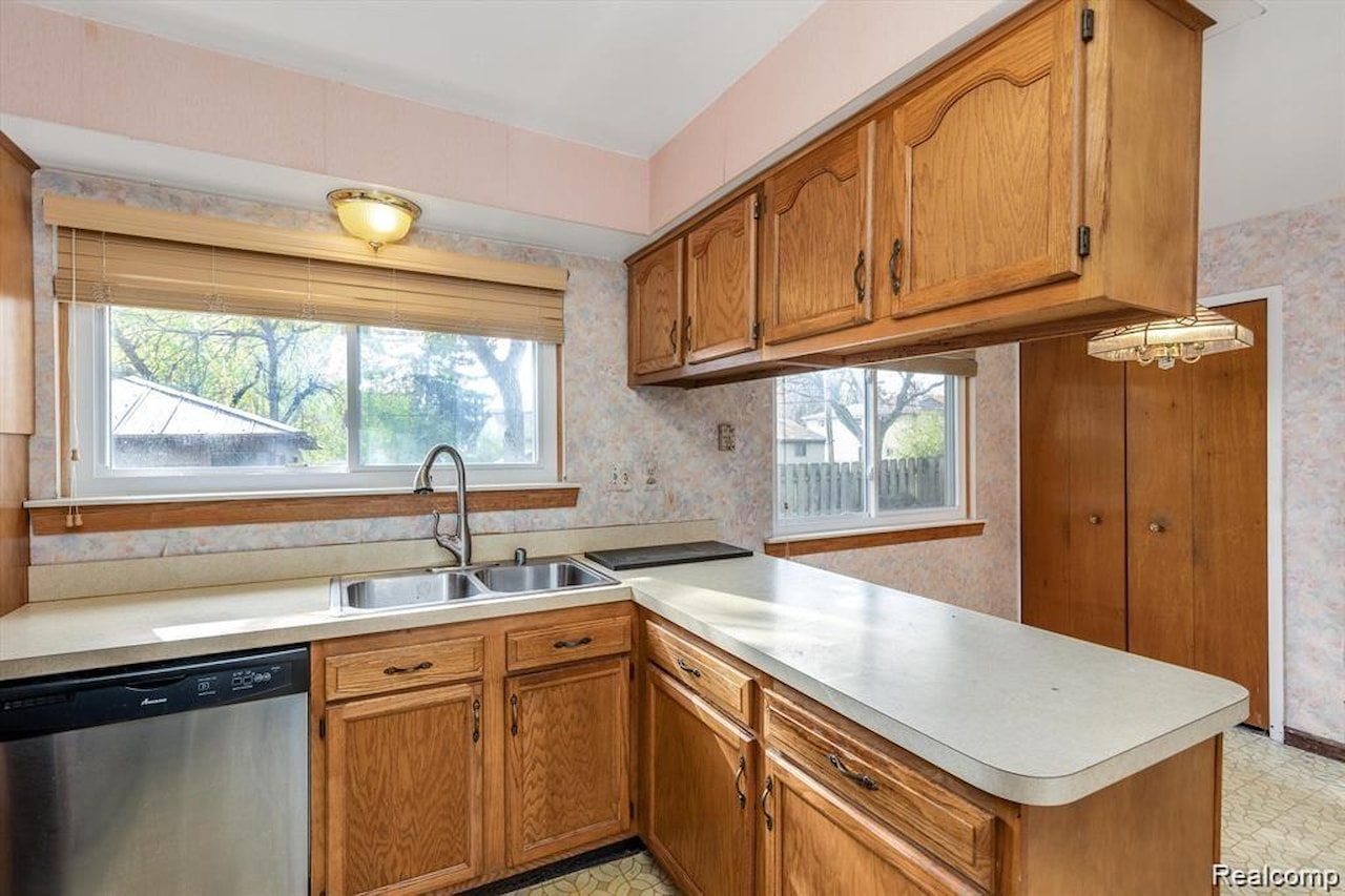 17253 Lincoln Dr in Southfield, MI Photo 12