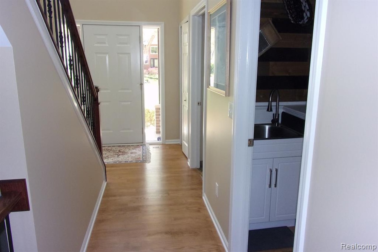 3163 W Ridge Ct in Commerce Twp, MI Photo 5