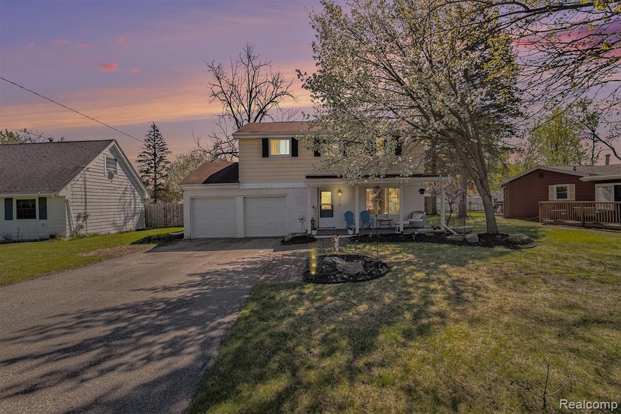 638 Franklin St in Linden, MI Photo 2