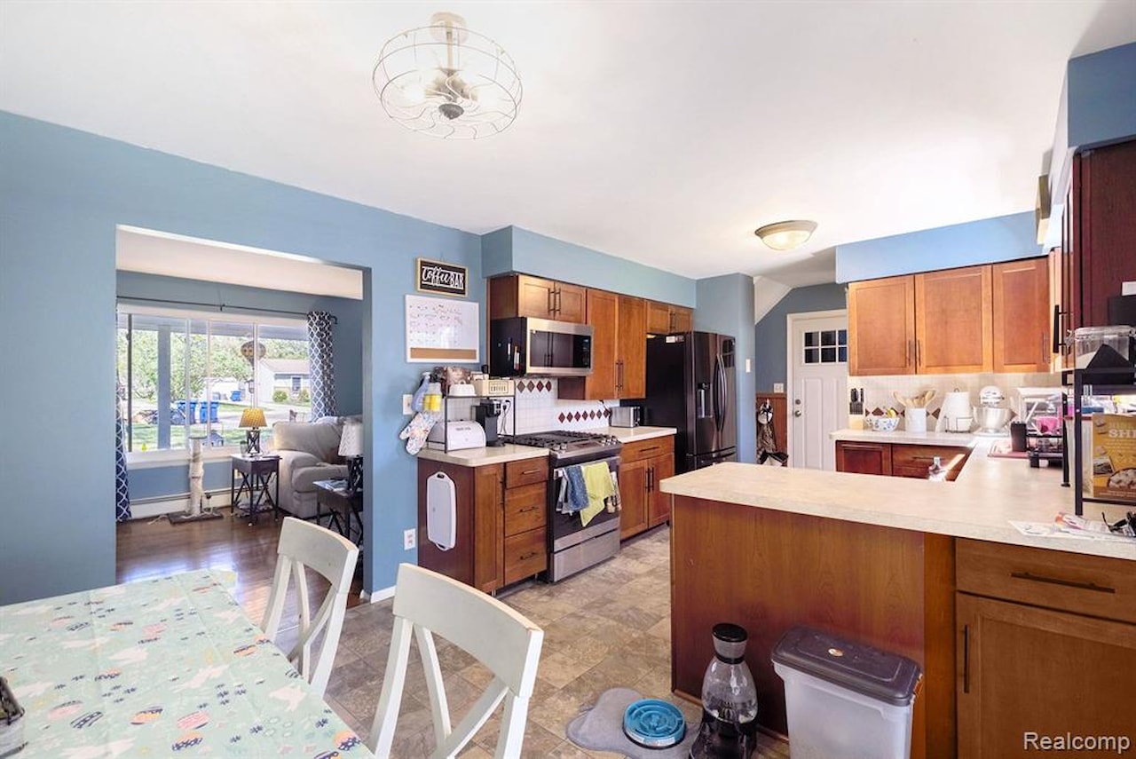 638 Franklin St in Linden, MI Photo 8