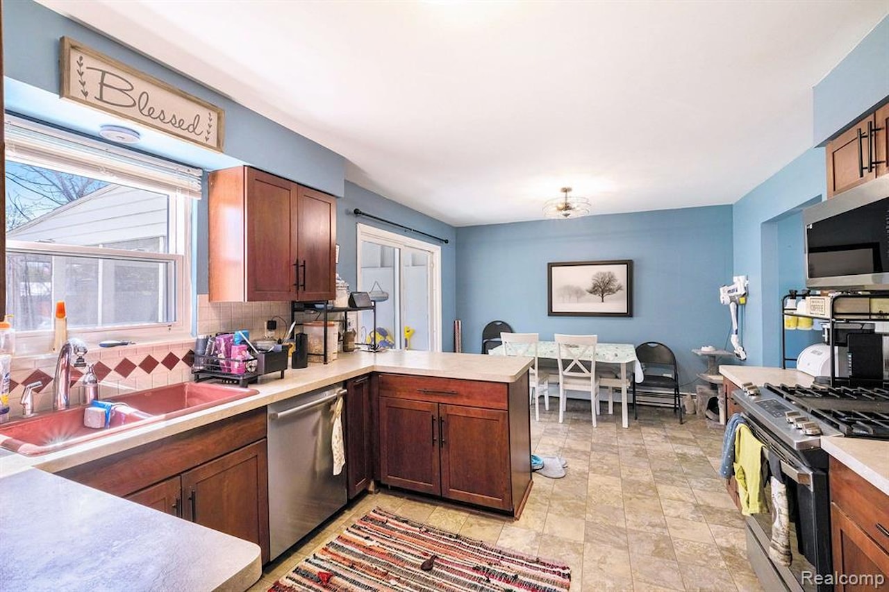 638 Franklin St in Linden, MI Photo 9