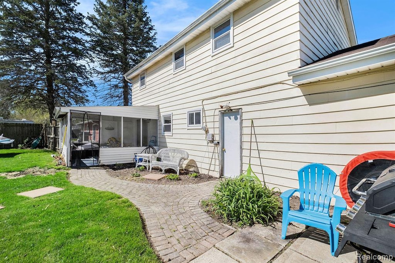 638 Franklin St in Linden, MI Photo 21