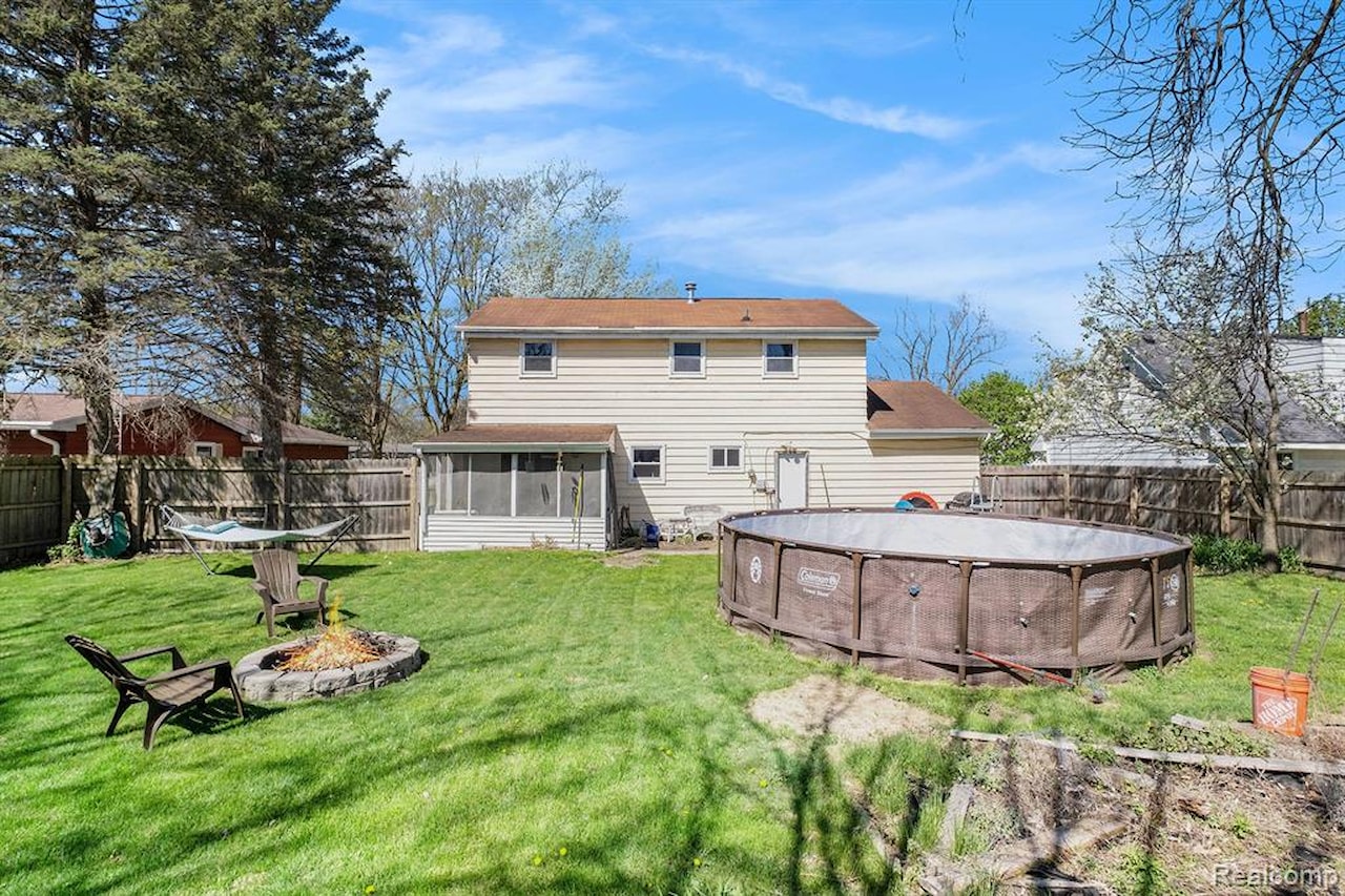 638 Franklin St in Linden, MI Photo 22