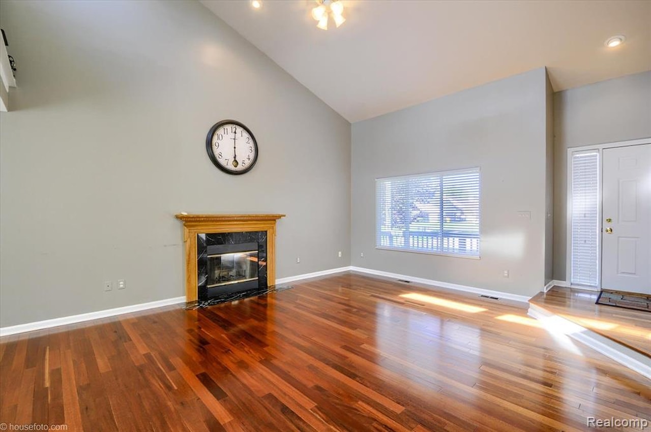 883 Inverness Dr in Oxford Twp, MI Photo 4