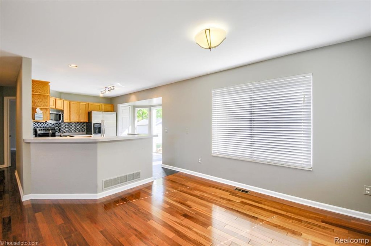 883 Inverness Dr in Oxford Twp, MI Photo 9