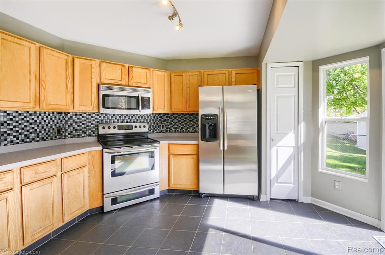 883 Inverness Dr in Oxford Twp, MI Photo 11