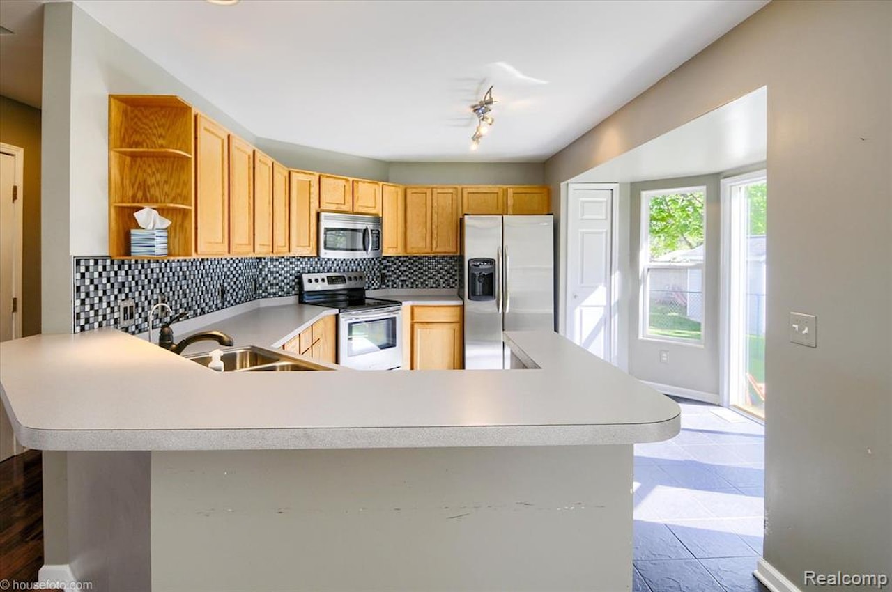 883 Inverness Dr in Oxford Twp, MI Photo 13