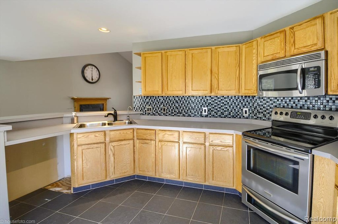 883 Inverness Dr in Oxford Twp, MI Photo 14