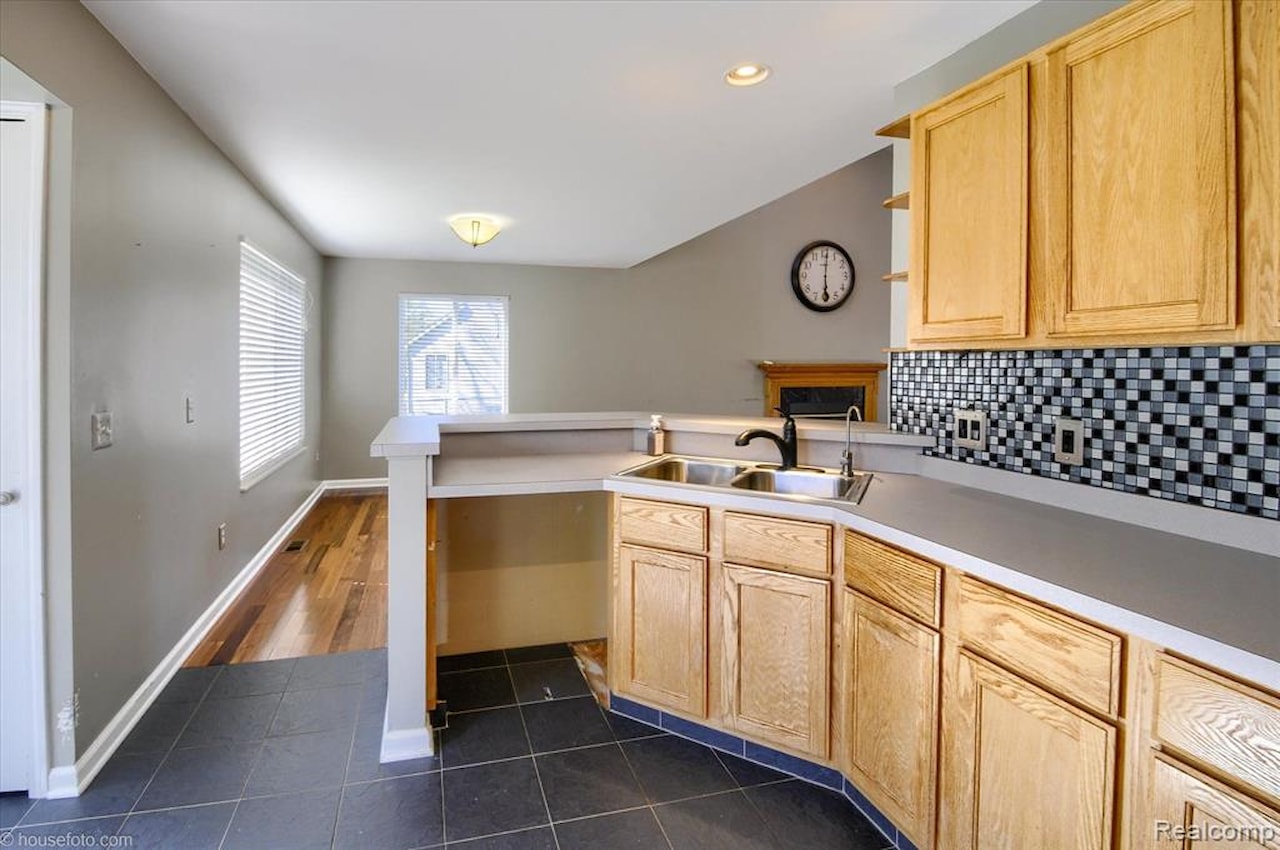 883 Inverness Dr in Oxford Twp, MI Photo 15