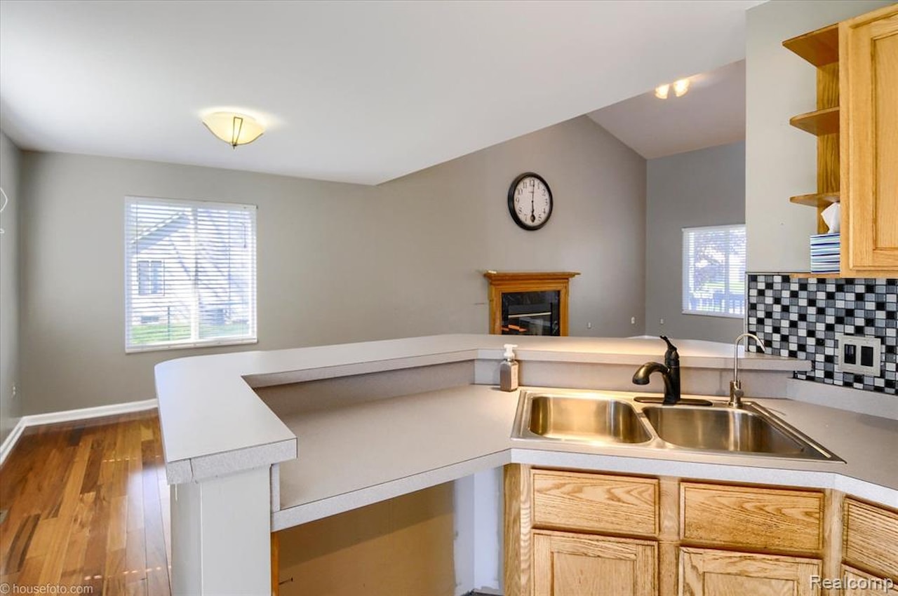 883 Inverness Dr in Oxford Twp, MI Photo 16