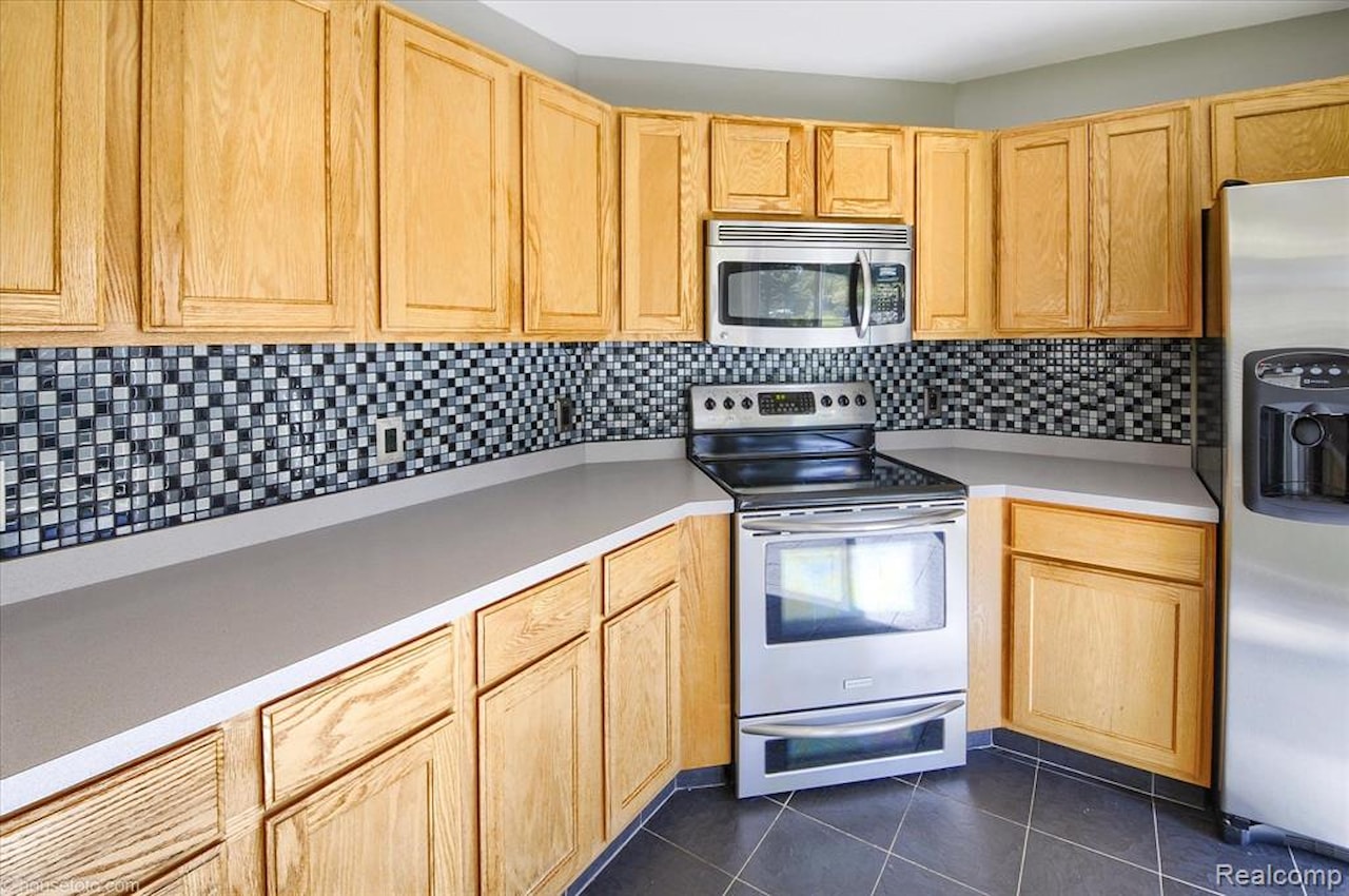 883 Inverness Dr in Oxford Twp, MI Photo 17