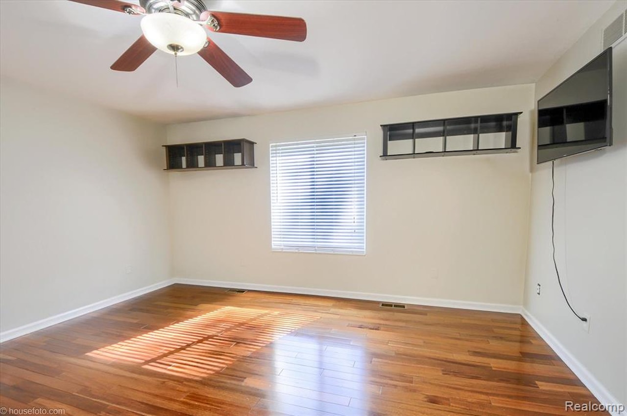 883 Inverness Dr in Oxford Twp, MI Photo 22