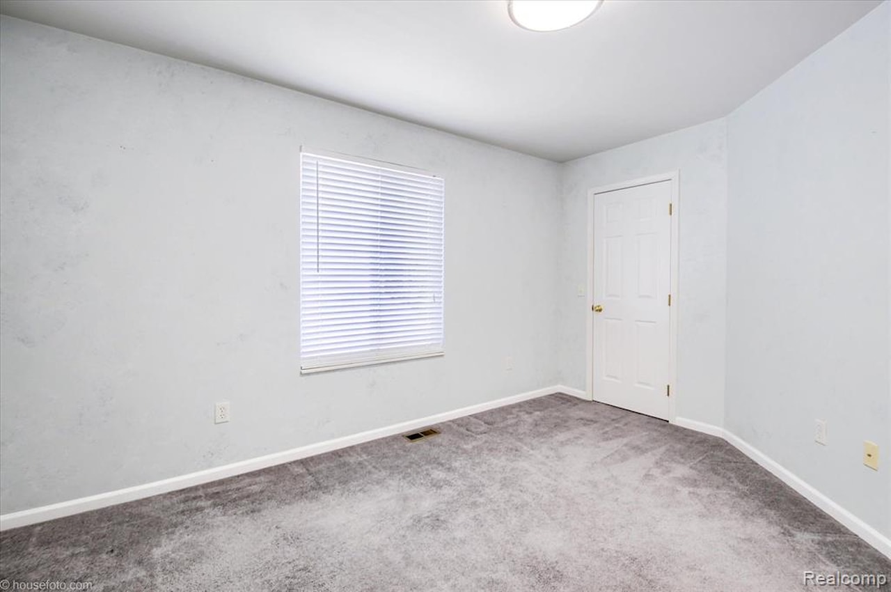 883 Inverness Dr in Oxford Twp, MI Photo 31