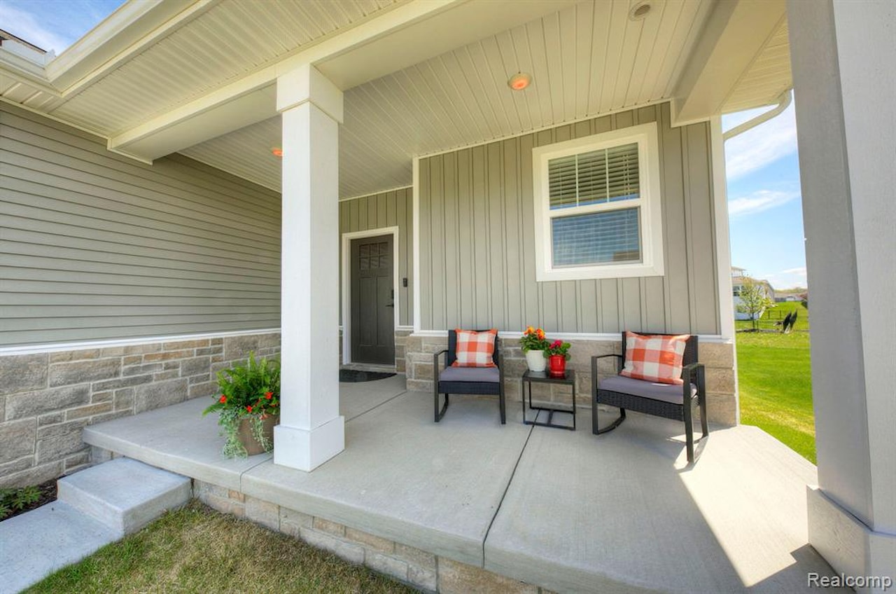 2091 Dabate Dr in Marion Twp, MI Photo 2