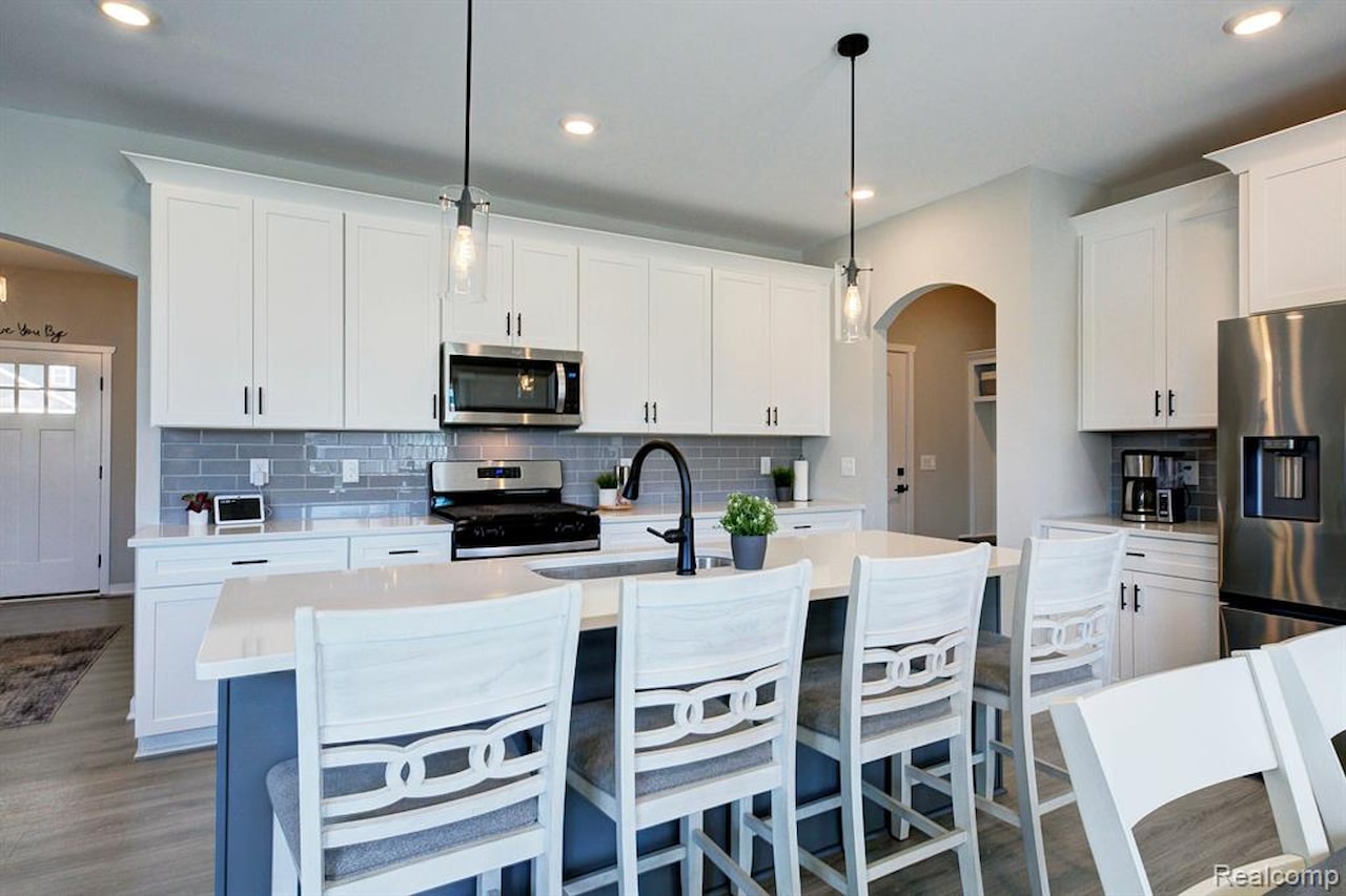 2091 Dabate Dr in Marion Twp, MI Photo 10