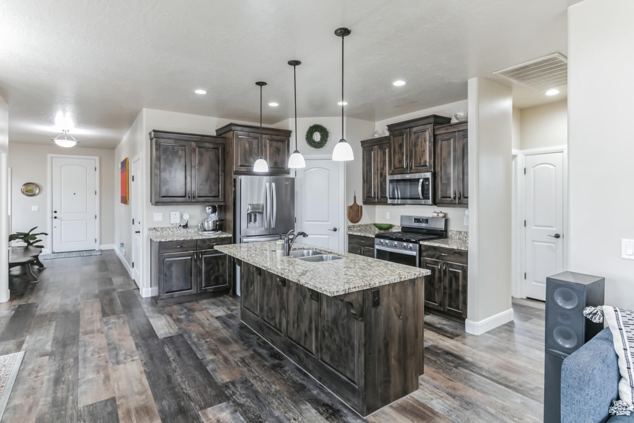 533 N Creek Ridge CIR Washington, UT 84780 home for sale, MLS#25-261722 - Erika Rogers Photo 3