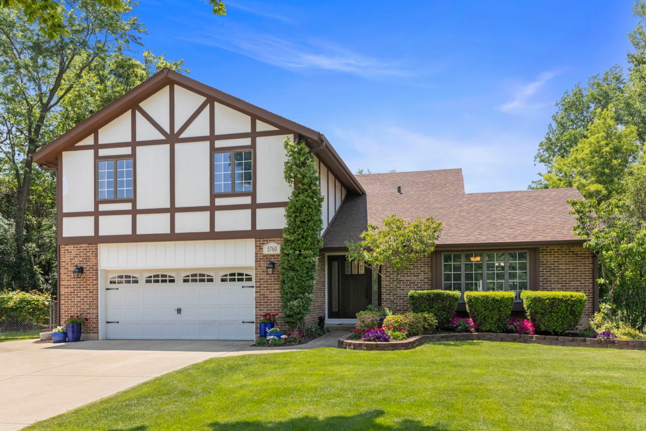 5760 Woodward Ave Downers Grove, IL 60516 | MLS 12381333