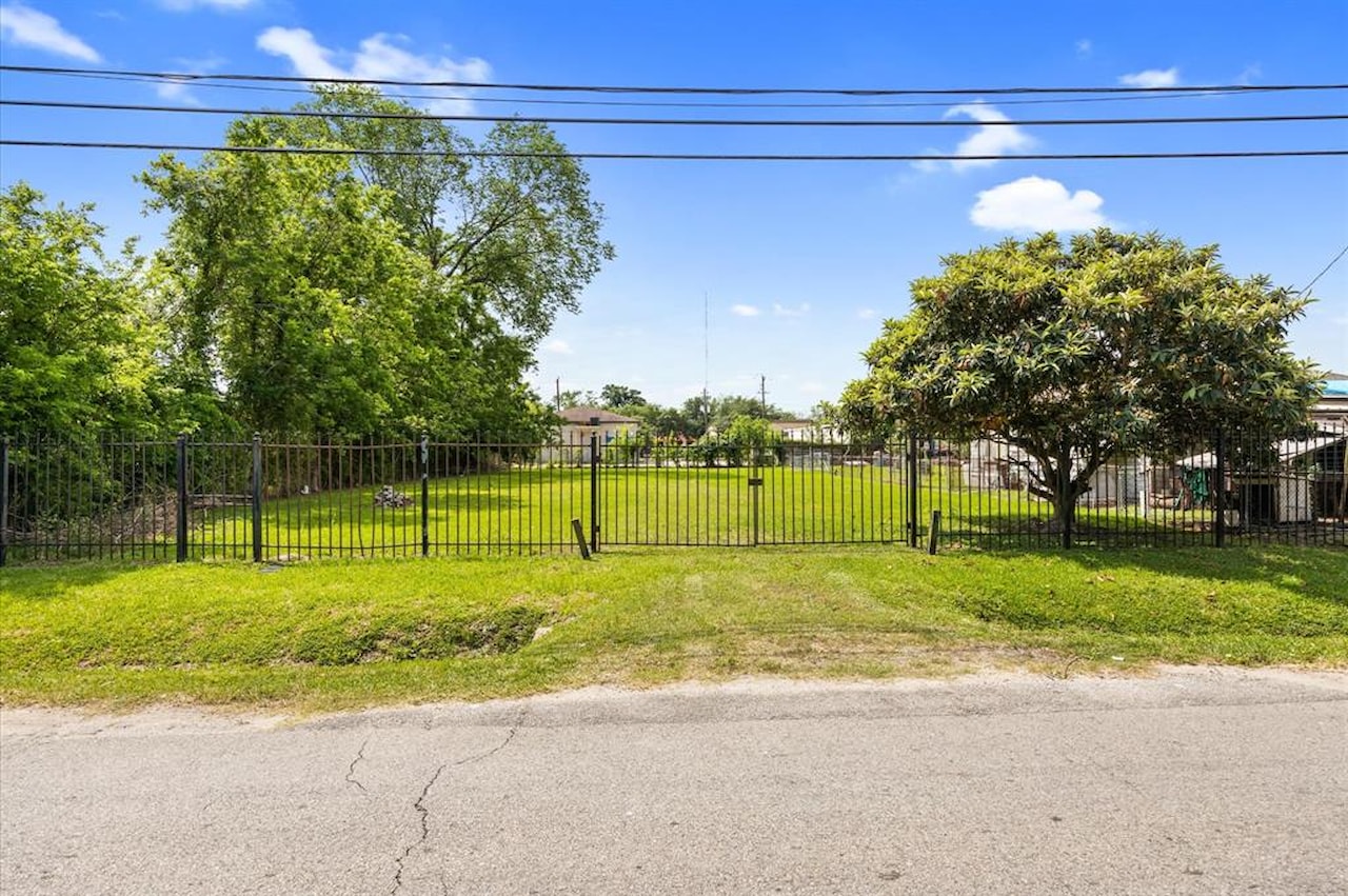 210 Van Molan Street Houston, TX 77022 MLS 7783169